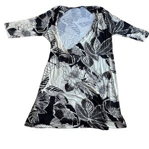 Vikki Vi Women’s Monochrome Floral V Neck Patterned Midi Dress Size 2X Wrap
